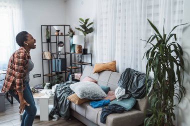 Hüsrana uğramış bir kadın apartman dairesinde bağırıyor.