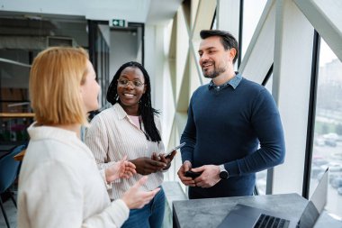 Çeşitli iş adamları gayri resmi toplantı yapıyor ve fikirleri tartışıyor.