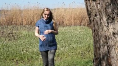 Hamile kadın nehirde dinlenme.