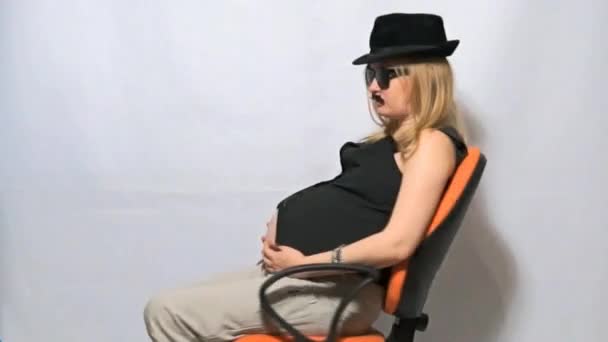 Шутка беременной женщины . — стоковое видео