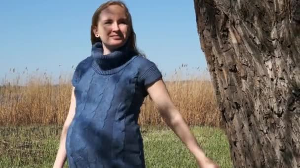 Mujer embarazada caminando en el bosque . — Vídeos de Stock