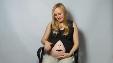 neşeli hamile kadın.