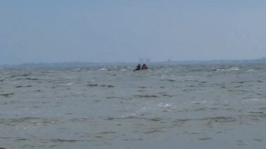 Balıkçı, yaklaşan fırtına ile Motorlu tekne.