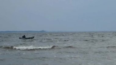 Balıkçı, yaklaşan fırtına ile Motorlu tekne.