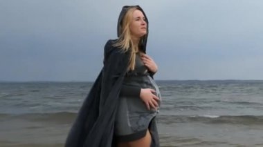 hamile kadın denizde.