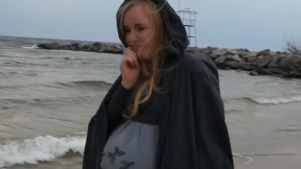 Mulher grávida no mar . — Vídeo de Stock