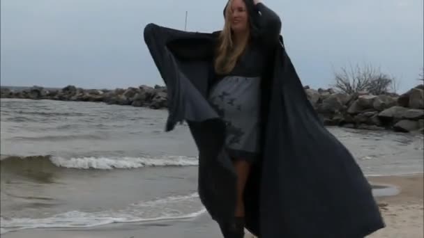 Kobieta w ciąży nad morzem. — Wideo stockowe