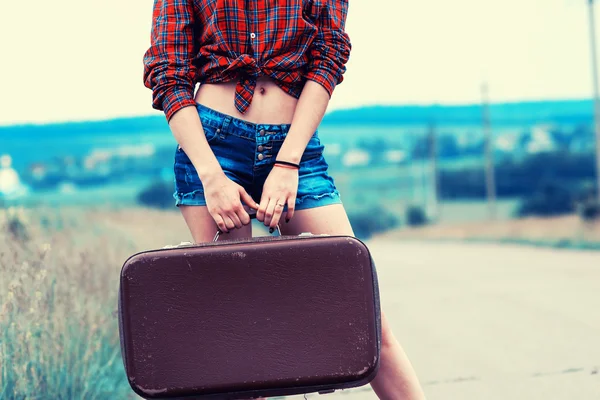 Flicka med bagage på väg — Stockfoto