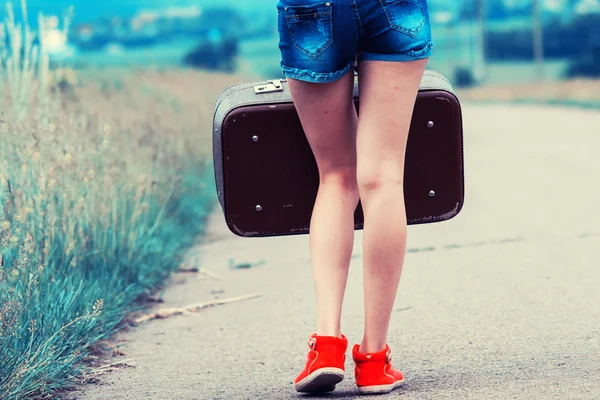 Mädchen mit Gepäck unterwegs — Stockfoto