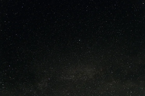Ночное небо с множеством блестящих звезд, Млечный путь — стоковое фото