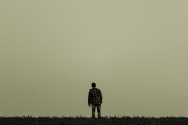 Yalnız adam ufukta standları.