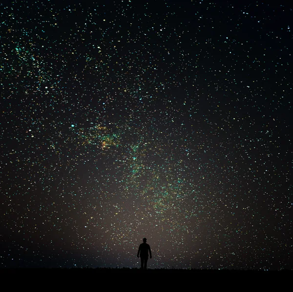 Silueta del hombre mirando las estrellas . — Foto de Stock