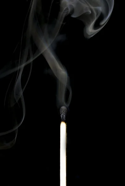 点火的一次比赛，与烟在黑暗的背景 — 图库照片