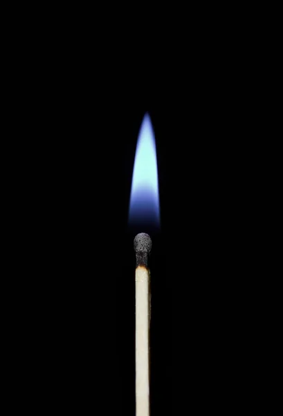 Burning match gros plan sur un fond noir. Feu bleu . — Photo