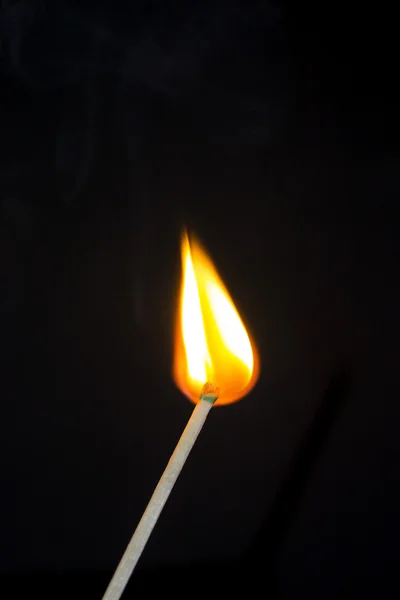 Luminoso fiammifero di zolfo flash su uno sfondo scuro. Bellissimo fuoco primo piano . — Foto Stock
