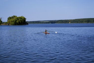 Adam kırmızı Kano nehrinin aşağı kayan.