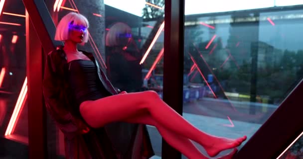 Futuristic style. Cyberpunk woman in neon glasses. — Stock Video