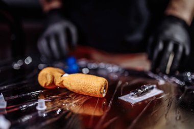 Dövme makinesi ve iğne masaya söküldü.