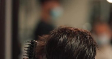 Erkeklerin saçlarını kurutmak.