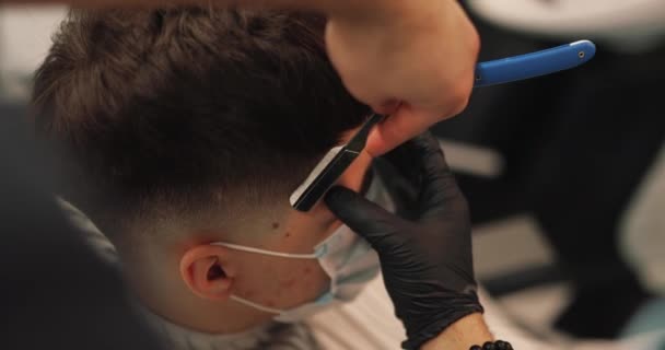 Der Friseur macht den Haarschnitt zu einem gefährlichen Rasiermesser. Nahaufnahme-Video. — Stockvideo