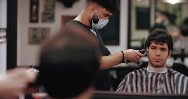 Corte de cabelo dos homens com um aparador. Vista através do espelho — Vídeo de Stock