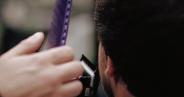 Corte de cabelo aparador. Close-up. — Vídeo de Stock