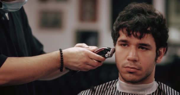 Corte de cabelo dos homens com um aparador. Close-up. — Vídeo de Stock