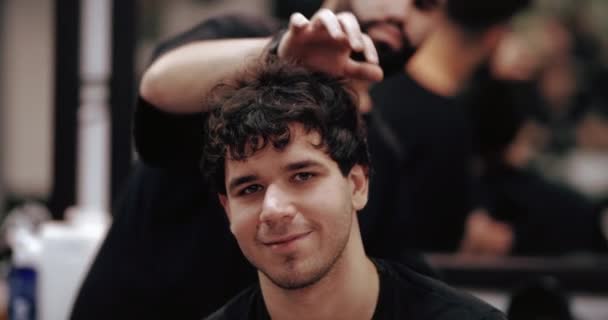 Stylisme masculin dans un salon de coiffure. — Video