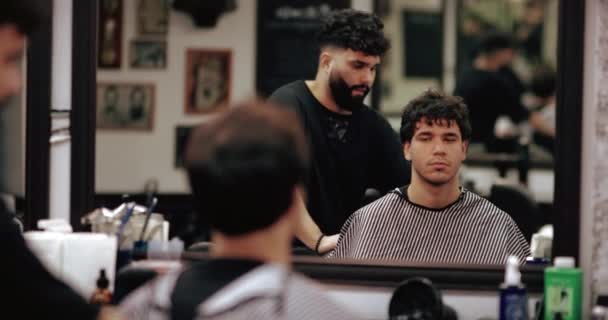 Cliente satisfeito com um corte de cabelo em uma barbearia. — Vídeo de Stock