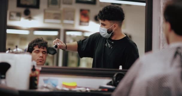 Barber færdig med en stilfuld klipning. – Stock-video