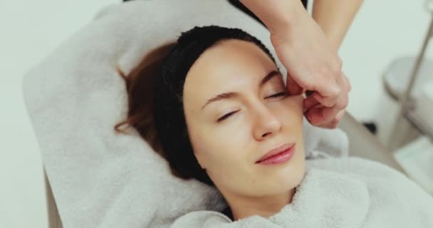 Kobieta otrzymująca masaż twarzy. — Wideo stockowe