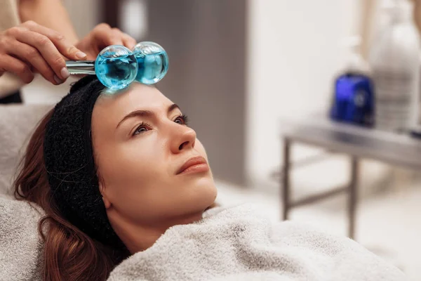 Yüzüne ve vücuduna masaj yapılmış..