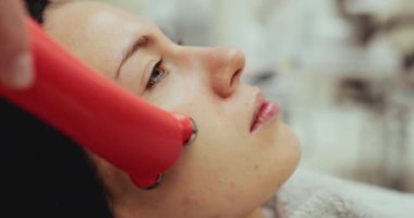 Cihazla yüz masajı.