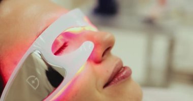 Yüz bakımı prosedürü. Yüz masajı.