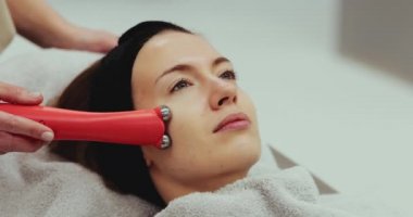 Cihazla yüz masajı.