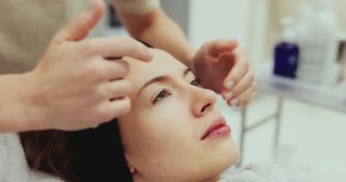 Spaya yüz kremi sürüyorum..