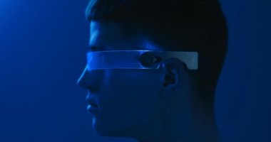 Neon odadaki adam. Siberpunk video portresi.