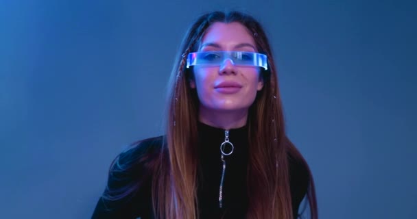 Cyberpunk-Porträt einer jungen Frau mit Neon-Brille. — Stockvideo