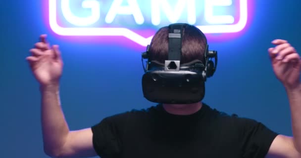 Der junge Mann entfernt VR aus seinem Kopf — Stockvideo