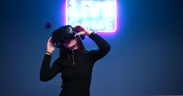 O tânără se uită în jurul lumii virtuale folosind VR — Videoclip de stoc