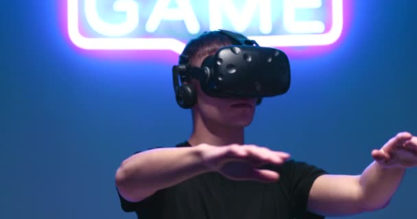 O jovem caminha sobre a realidade virtual. — Vídeo de Stock