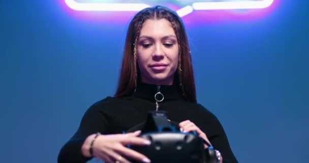 Молодая женщина подключается к виртуальной реальности — стоковое видео