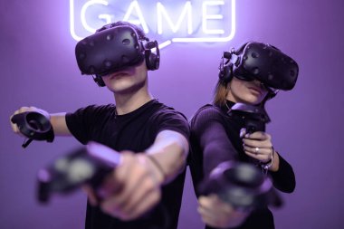 VR oyunlarını ört. Artırılmış gerçeklik. Oyuncular hazır..