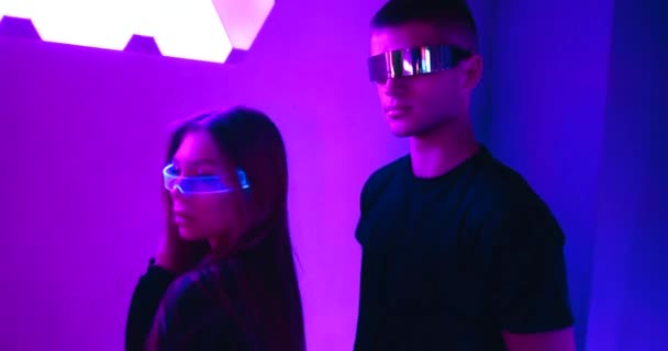 Gente cyberpunk con la luce al neon. C'è un effetto di grano, rumore. — Video Stock