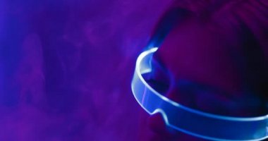 Parlayan gözlük yakın plan. Kadın havada süzülüyor. Tahılın ve sesin bir etkisi vardır..