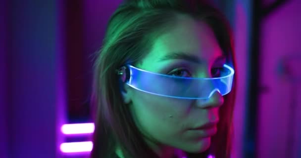 Retrato de mulher cyberpunk. gadgets.There néon é um efeito de grãos, ruído. — Vídeo de Stock