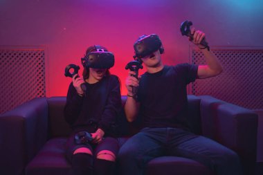 VR Battle kanepede. İnsanlar oyunda zaman geçirir..