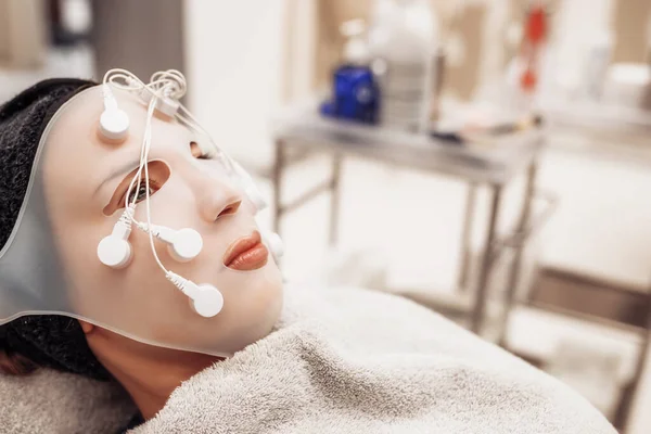Mulher recebendo massagem facial no salão de beleza. — Fotografia de Stock