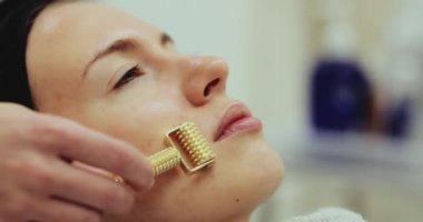 Kadın yüz masajı yaptırıyor..