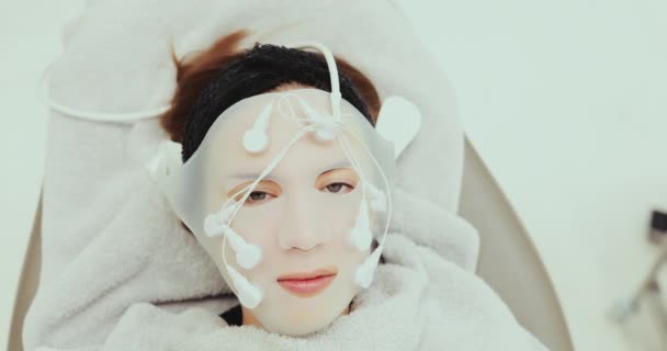 Massagem facial com um dispositivo especial. Máscara Vibro. — Vídeo de Stock